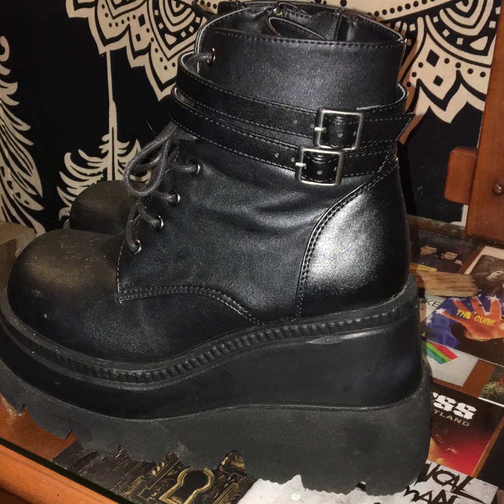 Demonia shaker boots